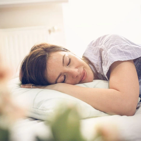 Schlafende Frau im Bett
