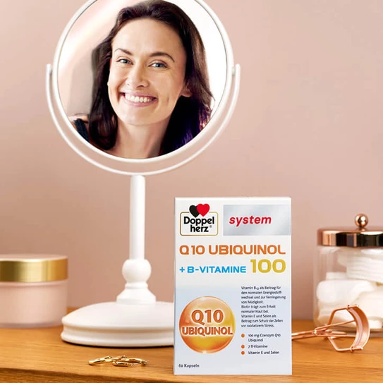 Frau im Spiegel und davor steht das Produkt auf einem Schminktisch