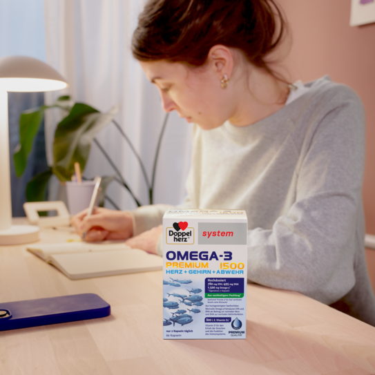 Doppelherz system Omega-3-Premium Produkt auf Schreibtisch