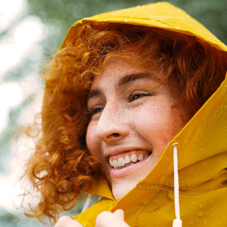Frau mit gelbem Regenmantel | Doppelherz