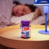 Doppelherz Melatonin Gums Produkt auf Nachttisch 