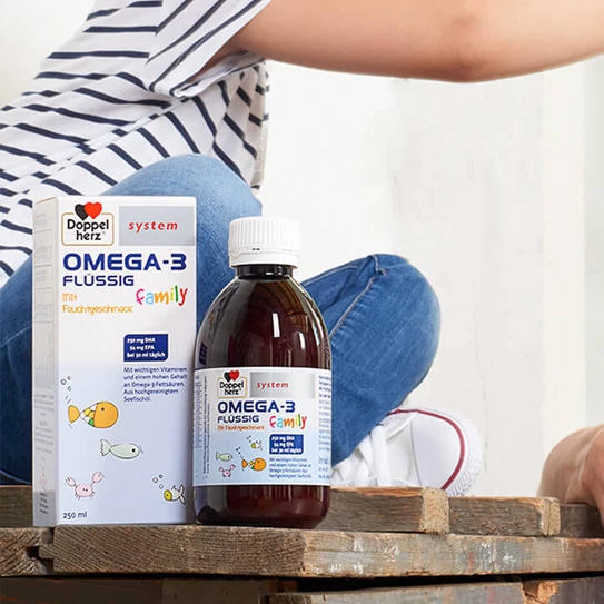 Doppelherz system omega-3-fluessig Produkt auf einem Tisch 