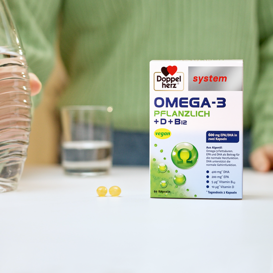 Doppelherz system omega-3-pflanzlich Produkt auf einem Tisch