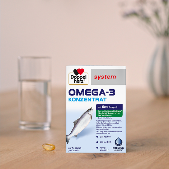 Das Produkt Doppelherz system Omega-3-Konzentrat steht auf einem Tisch.