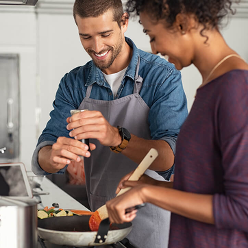 Junges Paar kocht in der Küche